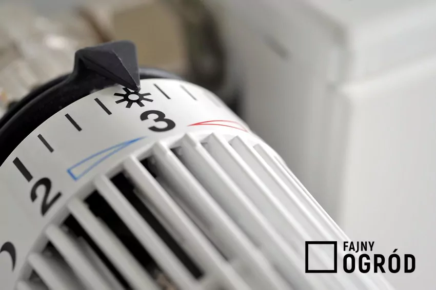 Termostat w pomieszczeniu pomaga utrzymać odpowiednią temperaturę Najlepsze wyniki daje połączenie regulacji pogodowej z termostatem w pomieszczeniu