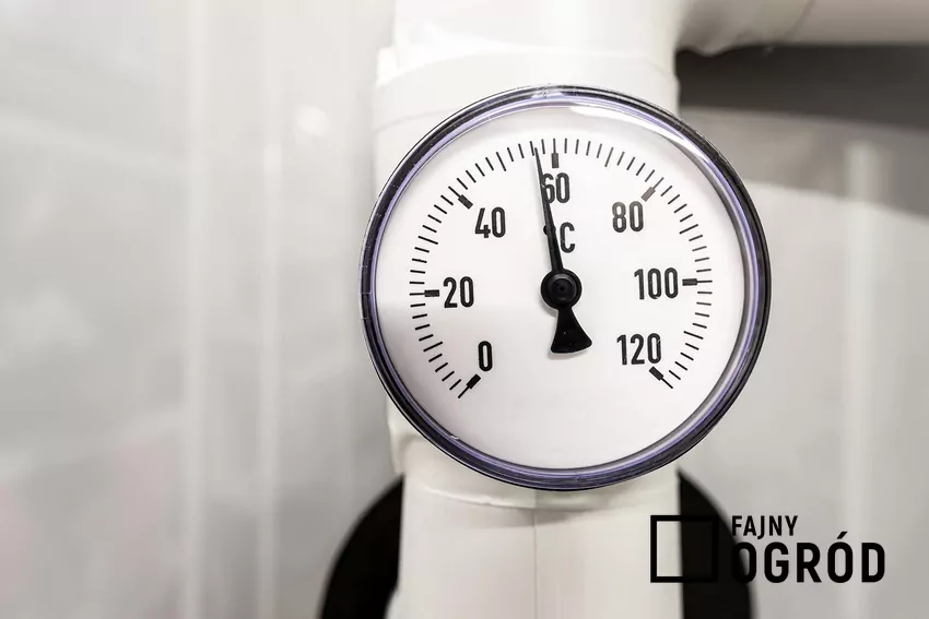 Temperatura wody opuszczającej źródło ciepła jest temperaturą zasilania grzejników Im niższa jest wymagana temperatura zasilania, tym większa jest efektywność systemu grzewczego