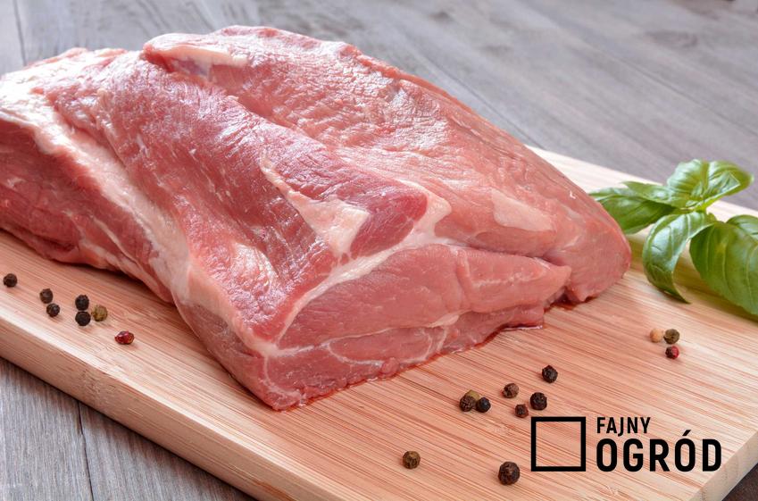 Surowe mięso oraz peklowanie na mokro, a także solanka do mięsa oraz przepis i składniki do marynowania mięsa na mokro