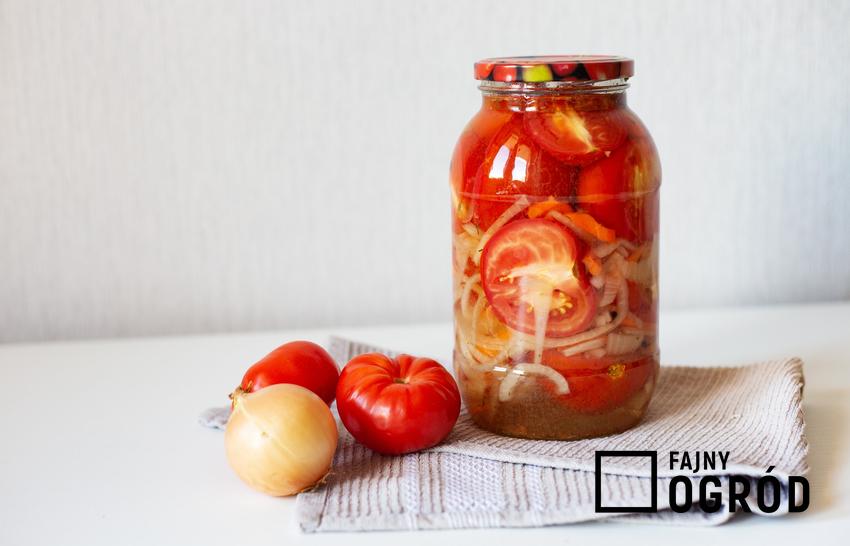 Pomidory kiszone w słoiku z cebulą, a także przepis na kiszone pomidory po ukraińsku