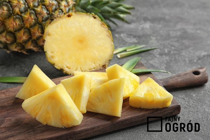 Ananas w kawałkach na drewnianej desce, a także właściwości zdrowotne, lecznicze witaminy