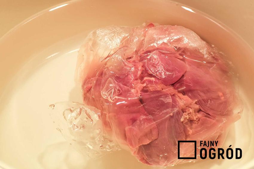 Rozmrażanie mięsa piersi z kurczaka w ciepłej wodzie lub zimnej wodzie oraz porady, jak rozmrozić mięso