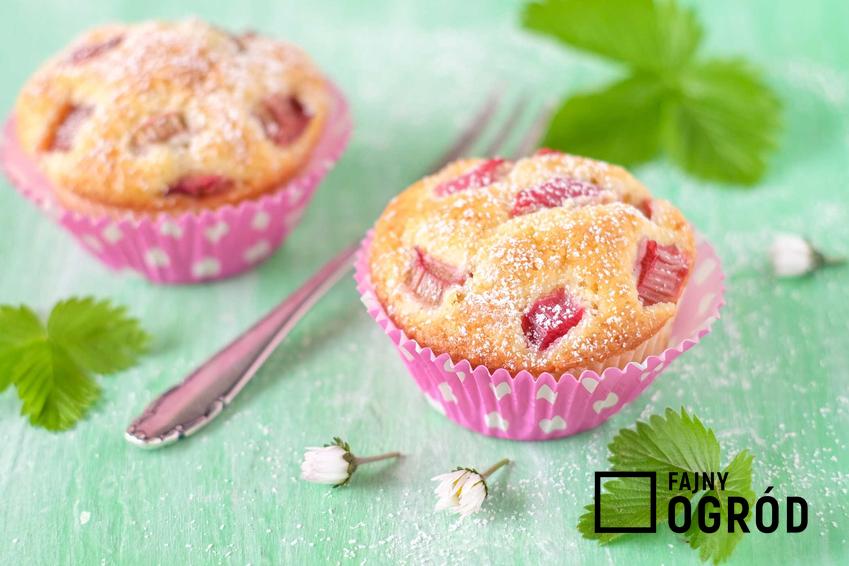Muffinki z rabarbarem w różowych papilitkach na zielonym obrusie, a także najlepsze przepisy na muffiny z rabarbarem