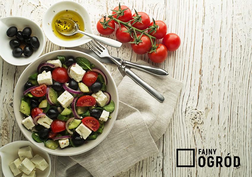 Sałatka grecka i jej wykonanie oraz najlepsze przepisy i najsmaczniejsze dodatki do sałatki z serem feta