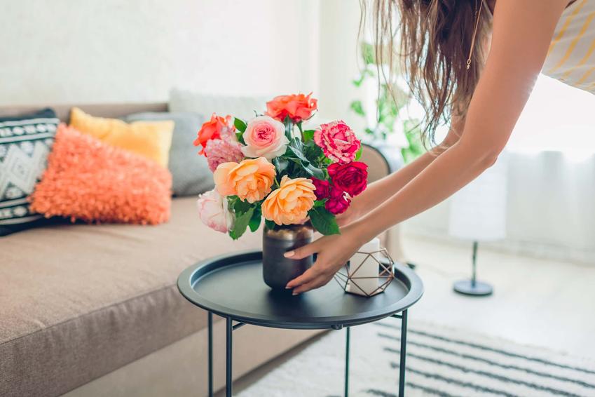 Wprowadź letni klimat do mieszkania - dekoracje ze sztucznych kwiatów