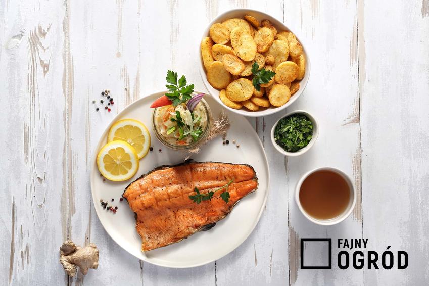 Surówka do ryby idealna na obiad z ziemniaczkami, a także najlepsze przepisy na surówkę do ryby