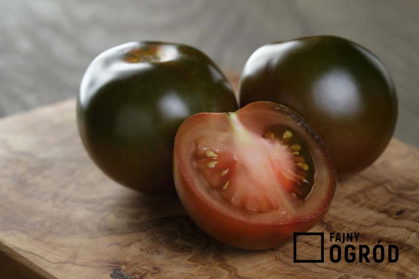 Pomidory czekoladowe o ciemnej skórce, a także wymagania rośliny, pielęgnacja oraz sadzenie krok po kroku