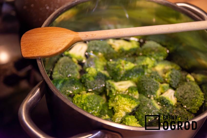 Brokuł w garnku, a także podpowiedzi, ile gotować brokuł i zasady gotowania brokułów