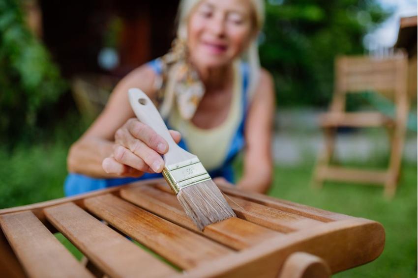czym pomalować ławki ogrodowe
