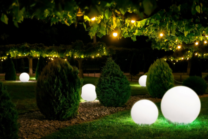 Ogrodowa kula świetlna - zaskocz swoich gości oświetleniem ogrodowym!