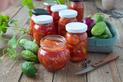 Ogórki po cygańsku - prosty przepis na ogórki w pomidorach