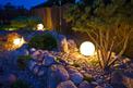 Jak oświetlić ogród? TOP 10 nowoczesnych lamp ogrodowych