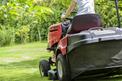 Kosiarka samojezdna - jak praktycznie wykorzystać traktorek w ogrodzie?