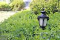 Lampy ogrodowe – dlaczego warto oświetlać ogród i elewację domu?