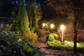 Oświetlenie ogrodowe – rodzaje, przykładowe rozwiązania, ceny, pomysły