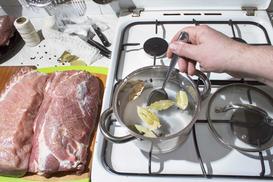 Najlepszy przepis na solankę do mięsa - przygotuj ją sam krok po kroku