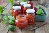 Ogórki po cygańsku - prosty przepis na ogórki w pomidorach