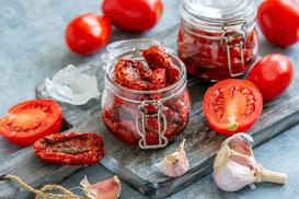 5 przepisów na suszone pomidory w słoiku - zobacz, jak zrobić przetwory na zimę