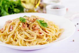 Spaghetti carbonara w tradycyjnym i nietypowym wydaniu