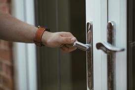 Drzwi wejściowe do domku – na co przede wszystkim zwracać uwagę?