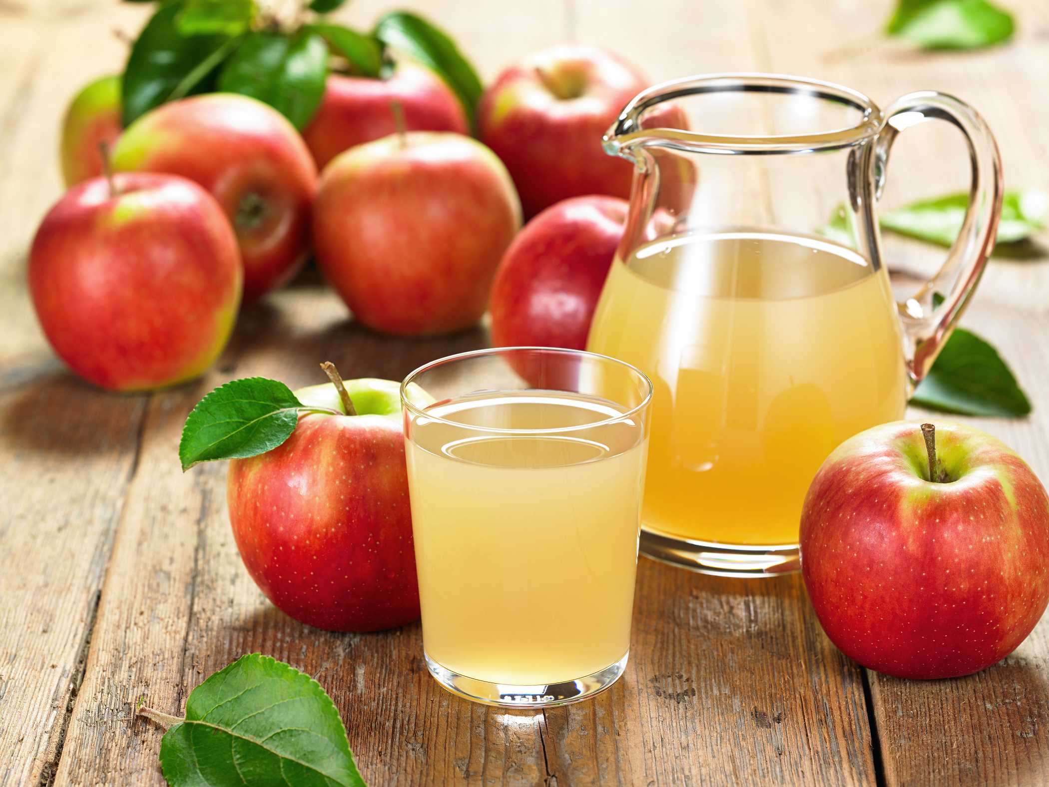 Рецепт воды с яблоками. Яблочный сок. Натуральный яблочный сок. Компот из яблок. Натуральный сок из яблок.